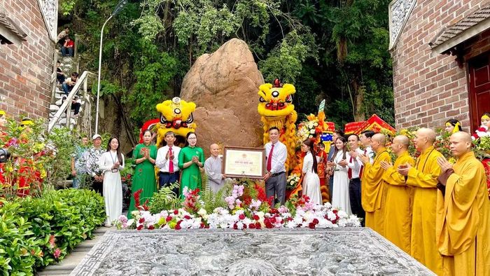 Ngay sau buổi lễ, các đại biểu cùng nhân dân thực hiện nghi thức rước Bằng công nhận Bảo vật quốc gia về Di tích chùa Phong Phú. (Ảnh: YẾN TRINH)