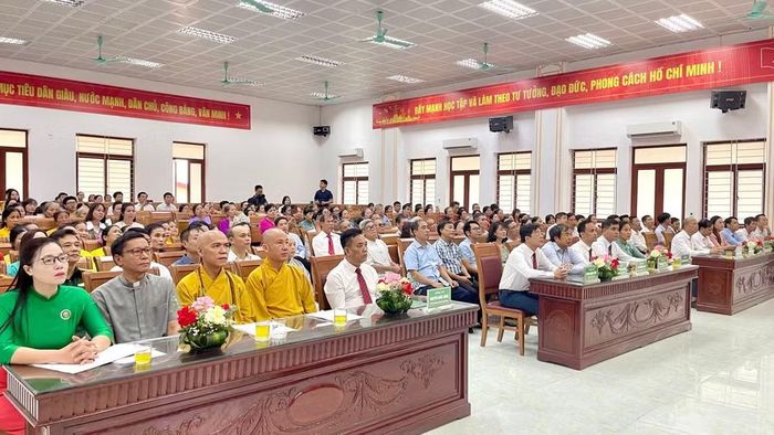 Các đại biểu tham dự buổi lễ. (Ảnh: YẾN TRINH)
