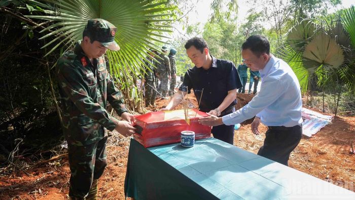 Các đồng chí lãnh đạo tỉnh Lào Cai, lãnh đạo Bộ Chỉ huy quân sự tỉnh và phường Cam Đường cẩn trọng chỉnh trang, thể hiện lòng thành kính, sự tri ân sâu sắc đối với các Anh hùng liệt sĩ đã hy sinh vì Tổ quốc. (Ảnh: CÔNG HẢI)
