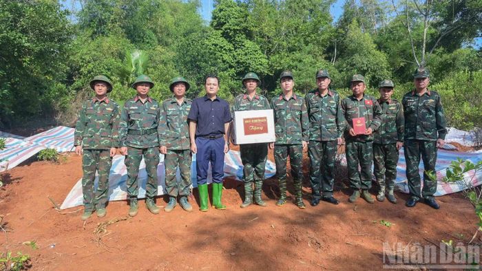 Lãnh đạo tỉnh Lào Cai và Bộ Chỉ huy quân sự tỉnh tặng quà động viên các lực lượng chức năng làm nhiệm vụ tìm kiếm, quy tập và xác định danh tính hài cốt liệt sĩ. (Ảnh: CÔNG HẢI)