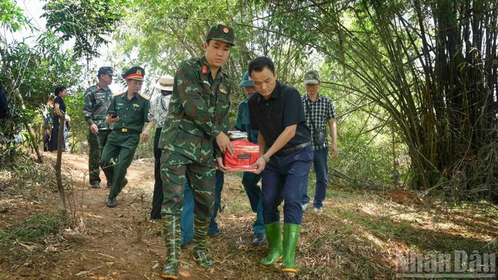 Hài cốt các liệt sĩ được đưa về khu vực nhà quàn. Sau khi hoàn tất công tác cất bốc, tỉnh Lào Cai sẽ tổ chức Lễ truy điệu và an táng các hài cốt liệt sĩ theo quy định. (Ảnh: CÔNG HẢI)