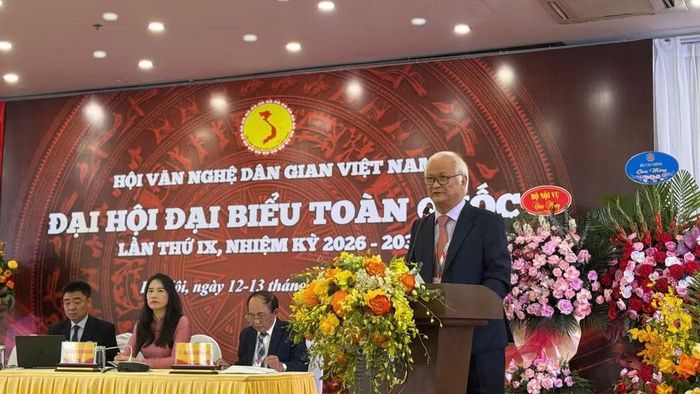 Giáo sư, Tiến sĩ Lê Hồng Lý trình bày báo cáo tại Đại hội.
