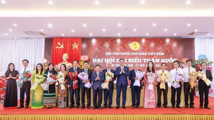 Ban Chấp hành Hội Văn nghệ dân gian Việt Nam khóa 9 ra mắt. (Ảnh: Quang Vinh)