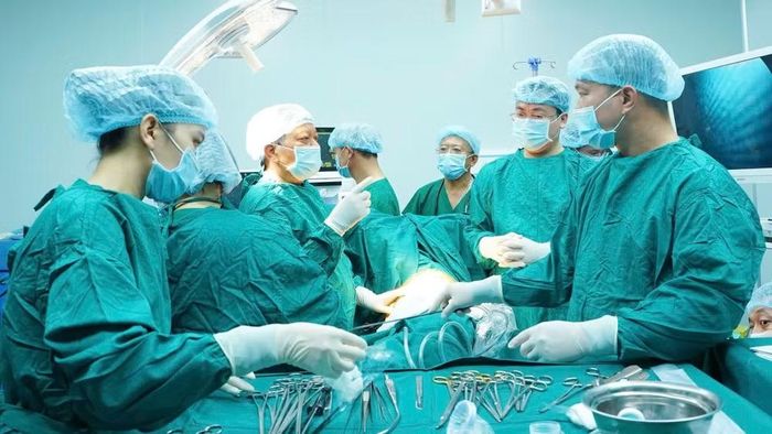 Các chuyên gia hàng đầu từ tuyến Trung ương đã trực tiếp phối hợp cùng ê-kíp địa phương thực hiện thành công ca phẫu thuật nội soi kéo dài 2 giờ. (Ảnh: Bệnh viện cung cấp)