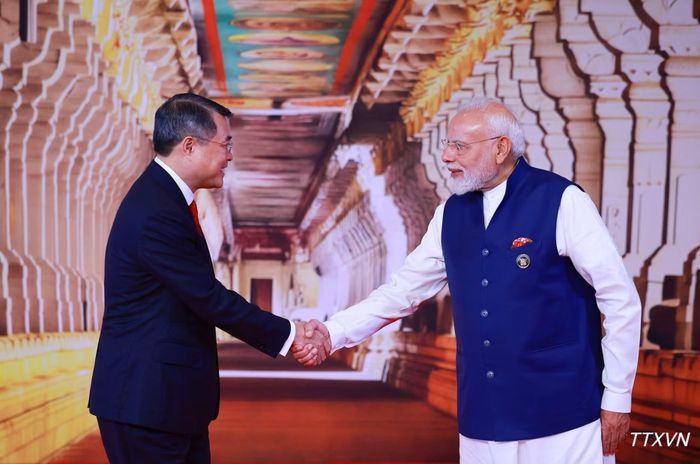 Thủ tướng Ấn Độ Narendra Modi đón Thủ tướng Lê Minh Hưng tham dự Hội nghị thượng đỉnh BRICS lần thứ 18. (Ảnh: TTXVN)