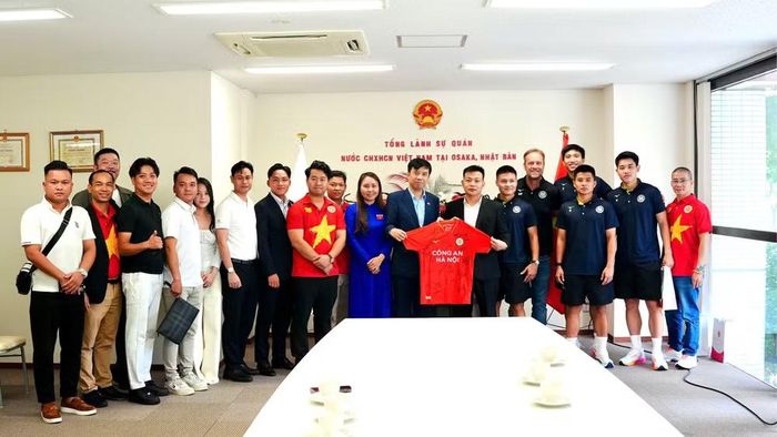 Đại diện Câu lạc bộ Công an Hà Nội trao tặng món quà lưu niệm tới Tổng Lãnh sự quán Việt Nam tại Osaka. (Ảnh: Tổng Lãnh sự quán Việt Nam tại Osaka)