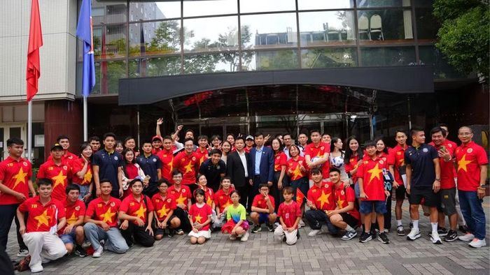 Đông đảo cổ động viên, người hâm mộ và bà con người Việt Nam đang sinh sống, học tập, làm việc tại Kansai tới dự chương trình giao lưu và tiếp thêm sức mạnh tinh thần cho các cầu thủ Công an Hà Nội. (Ảnh: Tổng Lãnh sự quán Việt Nam tại Osaka)