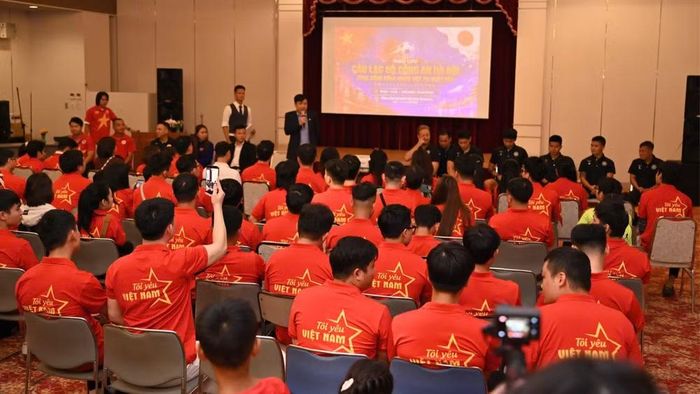 Tổng Lãnh sự Việt Nam tại Osaka Nguyễn Trường Sơn phát biểu động viên đội bóng trước trận đấu với đội Gamba Osaka. (Ảnh: Tổng Lãnh sự quán Việt Nam tại Osaka)