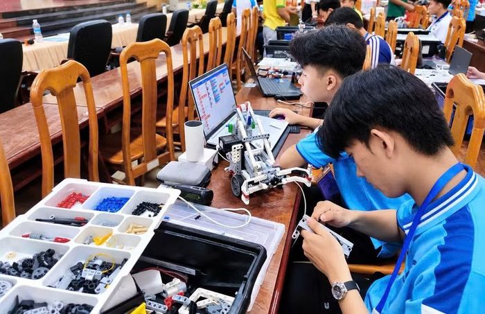 Các thí sinh hoàn tất khâu chuẩn bị để mang robot lên sàn đấu so tài. (Ảnh: Trung ương Đoàn cung cấp)