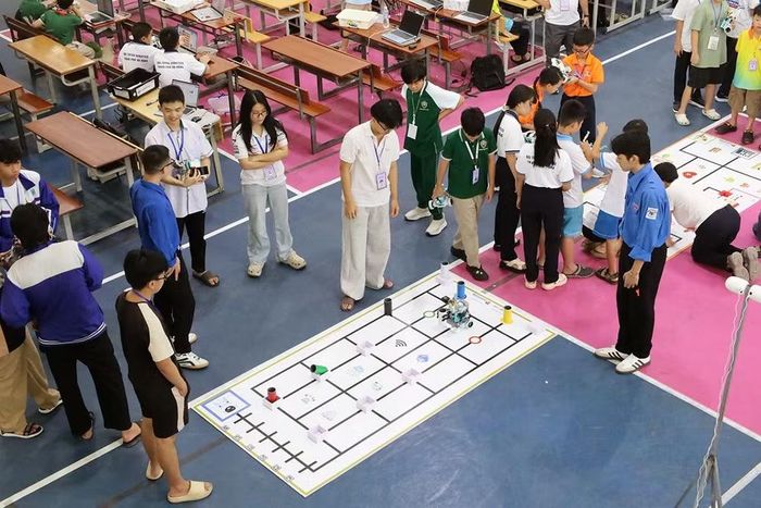 Các giám khảo theo dõi, giám sát chặt chẽ những trận đấu diễn ra liên tiếp. (Ảnh: Trung ương Đoàn cung cấp)