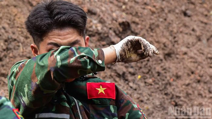 Những giọt mồ hôi trên gương mặt người lính trong ngày Chủ nhật thực hiện nhiệm vụ.