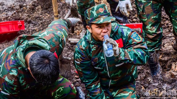 Công việc vất vả nhưng nụ cười vẫn luôn nở trên môi người lính.