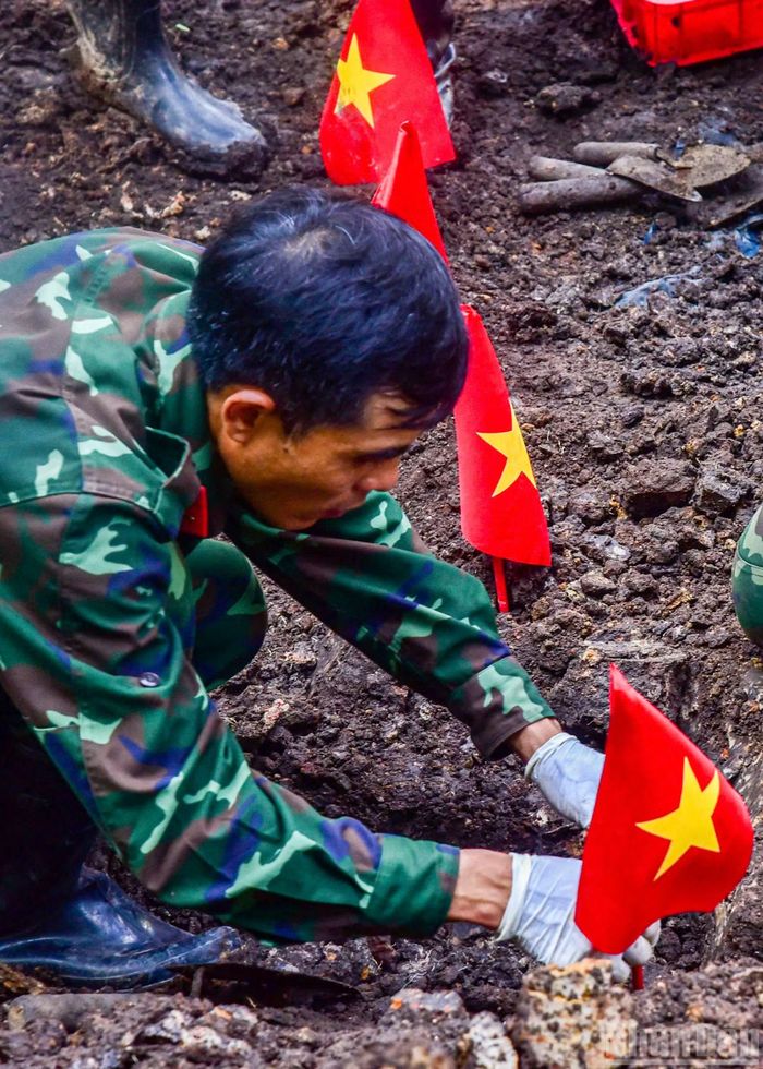 Cán bộ, chiến sĩ tập trung thực hiện nhiệm vụ.