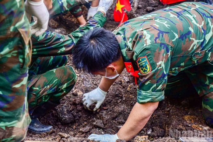 Tỉ mỉ dùng tay bóc tách từng lớp đất, cẩn thận tìm kiếm các dấu tích, di vật.
