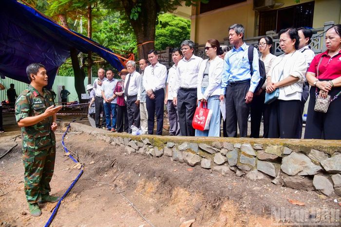 Trong ngày cuối tuần, nhiều người dân đến thắp hương tưởng nhớ các Anh hùng liệt sĩ, đồng thời động viên cán bộ, chiến sĩ Đội K74 đang thực hiện nhiệm vụ tìm kiếm, quy tập hài cốt liệt sĩ.