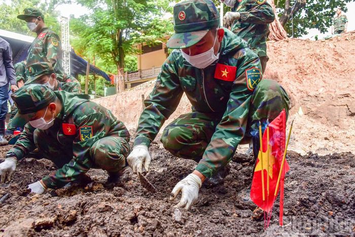Dưới từng lớp đất, cán bộ, chiến sĩ Đội K74 kiên trì, tỉ mỉ tìm kiếm từng dấu tích, di vật liên quan các liệt sĩ. Mỗi vị trí phát hiện được đánh dấu cẩn thận, từng mảnh đất nhỏ được nhẹ nhàng bóc tách bằng đôi tay người lính.