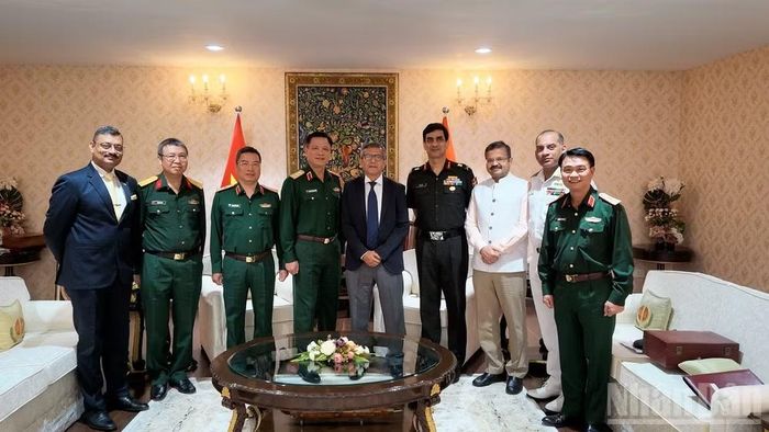 Thượng tướng Nguyễn Trường Thắng và Thư ký Quốc phòng Ấn Độ Rajesh Kumar Singh cùng đoàn tại buổi hội kiến.