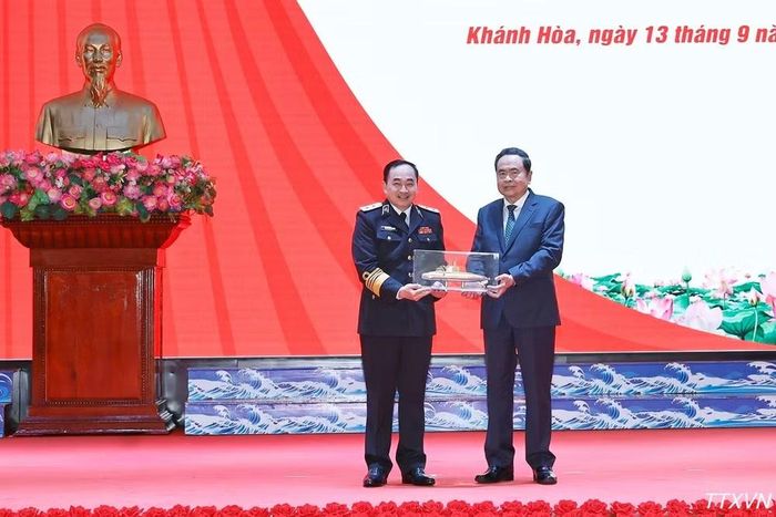 Phó Đô đốc Trần Thanh Nghiêm thay mặt Quân chủng Hải quân tặng quà lưu niệm Chủ tịch Quốc hội Trần Thanh Mẫn. (Ảnh: TTXVN)