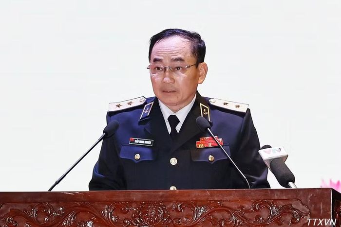 Phó Đô đốc Trần Thanh Nghiêm, Ủy viên Trung ương Đảng, Tư lệnh Quân chủng Hải quân báo cáo tóm tắt về tình hình công tác. (Ảnh: TTXVN)