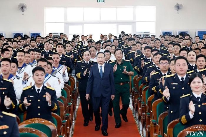 Chủ tịch Quốc hội Trần Thanh Mẫn thăm, làm việc với Quân chủng Hải quân. (Ảnh: TTXVN)