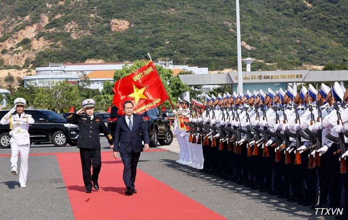Chủ tịch Quốc hội Trần Thanh Mẫn duyệt đội danh dự Lữ đoàn Tàu ngầm 189, tại Căn cứ quân sự Cam Ranh, Vùng 4 Hải quân. (Ảnh: TTXVN)