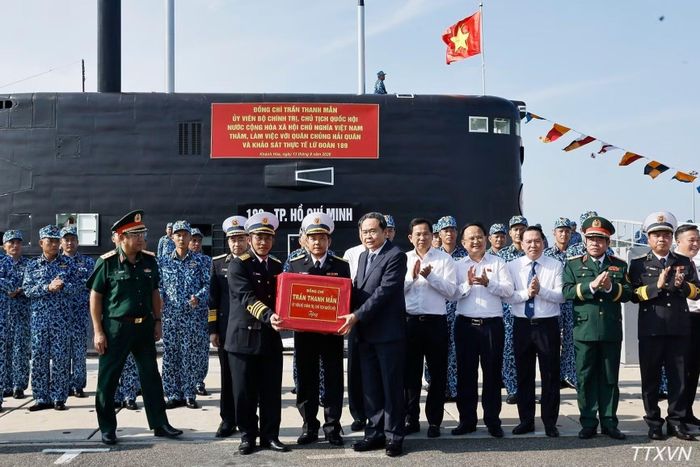 Chủ tịch Quốc hội Trần Thanh Mẫn tặng quà cho chiến sĩ Lữ đoàn Tàu ngầm 189, Quân chủng Hải quân. (Ảnh: TTXVN)