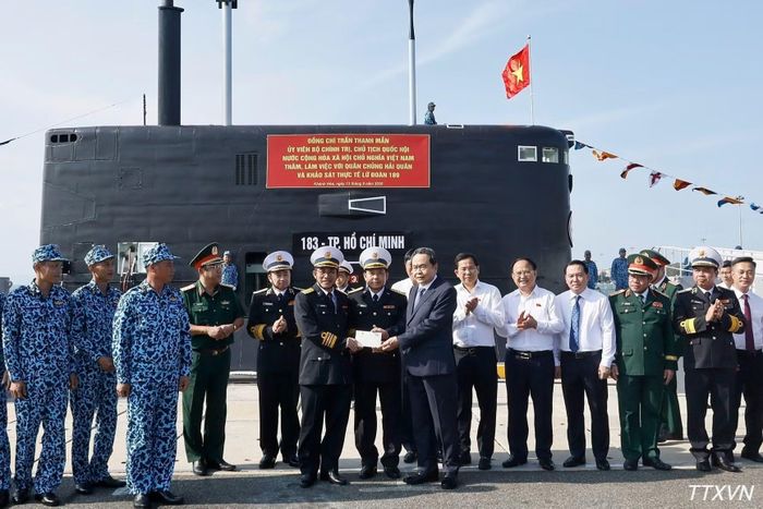 Chủ tịch Quốc hội Trần Thanh Mẫn tặng quà cho chiến sĩ Lữ đoàn Tàu ngầm 189, Quân chủng Hải quân. (Ảnh: TTXVN)