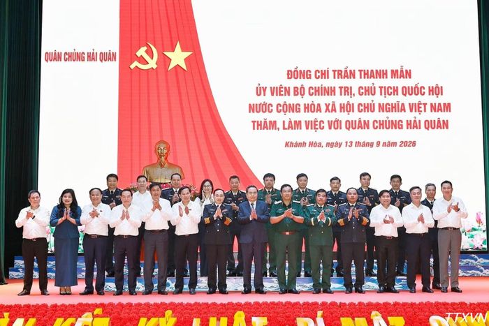 Chủ tịch Quốc hội Trần Thanh Mẫn chụp ảnh lưu niệm với đại diện lãnh đạo Quân chủng Hải quân, Bộ Tư lệnh Vùng 4 Hải quân và Lữ đoàn 189. (Ảnh: TTXVN)