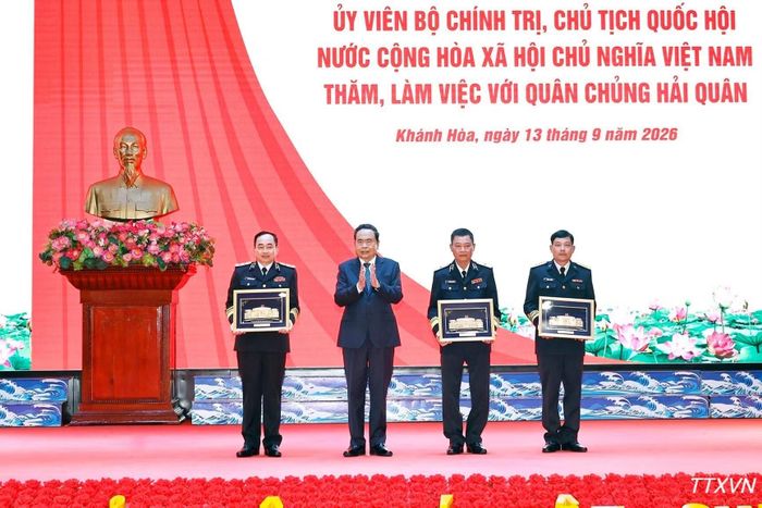 Chủ tịch Quốc hội Trần Thanh Mẫn tặng quà lưu niệm cho Bộ Tư lệnh Quân chủng Hải quân, Bộ Tư lệnh Vùng 4 Hải quân và Lữ đoàn Tàu ngầm 189. (Ảnh: TTXVN)