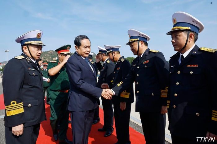 Chủ tịch Quốc hội Trần Thanh Mẫn với lãnh đạo Bộ Quốc phòng, Quân chủng Hải quân và Lữ đoàn Tàu ngầm 189. (Ảnh: TTXVN)