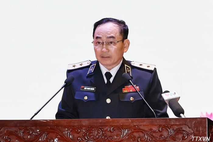 Phó Đô đốc Trần Thanh Nghiêm, Ủy viên Trung ương Đảng, Tư lệnh Quân chủng Hải quân báo cáo tóm tắt về tình hình công tác. (Ảnh: TTXVN)