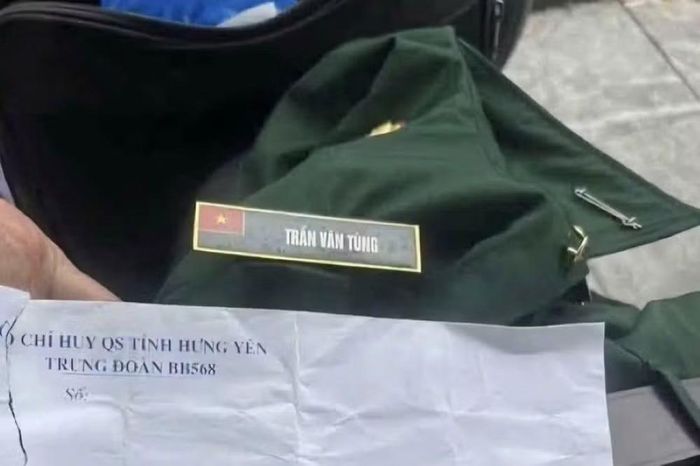 Quân phục Thiếu tá Tùng để lại trên bờ. (Ảnh: Cộng tác viên)