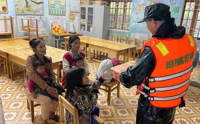 Đồn Biên phòng Ba Nang hỗ trợ người dân di dời đến nơi tránh lũ an toàn. (Ảnh: Đồn Biên phòng Ba Nang)