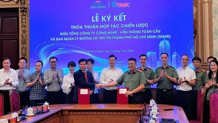 Ban Quản lý Đường sắt đô thị Thành phố Hồ Chí Minh và Tổng công ty Công nghệ-Viễn thông toàn cầu (GTEL) ký kết Bản ghi nhớ hợp tác nghiên cứu tích hợp hệ thống và tiếp nhận chuyển giao công nghệ trong mạng lưới đường sắt đô thị. (Ảnh: QUÝ HIỀN)