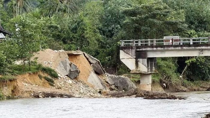 Hiện trạng sạt lở cầu Đa Phú (thị trấn Khe Tre), gây chia cắt sau đợt lũ lụt cuối năm 2025. (Ảnh: CTV)
