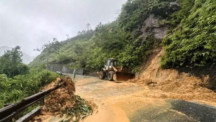 Trên Quốc lộ 49 đi A Lưới, tại Km67+800 và Km75+830 xảy ra sạt lở ta-luy dương với khoảng 150m³ đất đá, hiện tại đã cơ bản khắc phục, bảo đảm các phương tiện lưu thông. (Ảnh: MĐ)