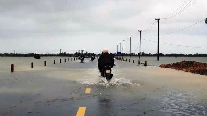 Mưa lớn những ngày qua đã gây ngập lụt cục bộ tại một số tuyến đường giao thông vùng thấp trũng. (Ảnh: CH)