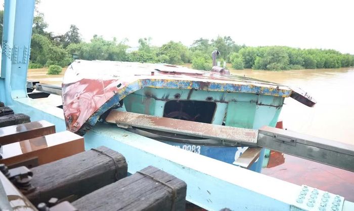 Sà-lan bị mắc kẹt ở cầu đường sắt và đường bộ Mỹ Chánh. (Ảnh: Công an tỉnh Quảng Trị)