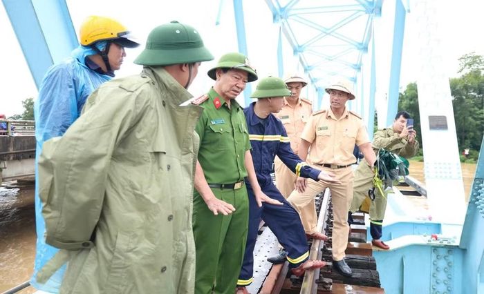 Lãnh đạo Công an tỉnh Quảng Trị chỉ đạo công tác khắc phục sự cố tại hiện trường. (Ảnh: Công an tỉnh Quảng Trị)