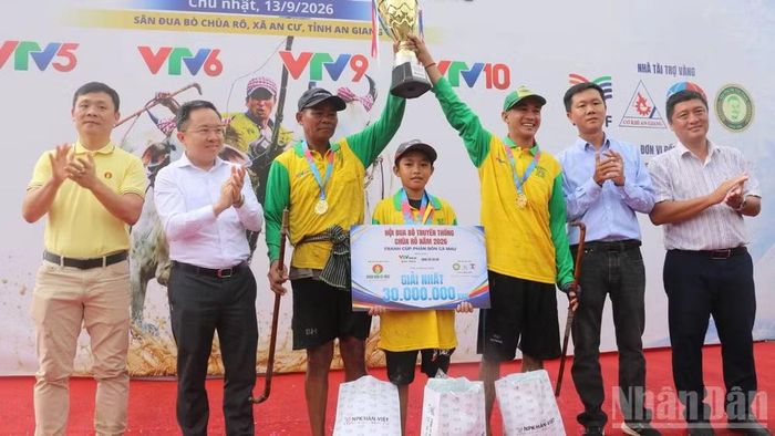 Ban tổ chức trao giải nhất cho ông Nguyễn Thanh Tùng. (Ảnh: Thanh Dũng)
