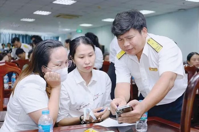 Cán bộ thuế Thành phố Hồ Chí Minh hỗ trợ, hướng dẫn hộ kinh doanh, cá nhân kinh doanh thực hiện kê khai thuế điện tử. (Nguồn: Cục Thuế)