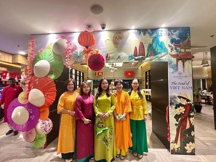 Đại sứ Trịnh Thị Tâm và cán bộ Đại sứ quán tại sự kiện. (Ảnh: Đại sứ quán Việt Nam tại Sri Lanka cung cấp)
