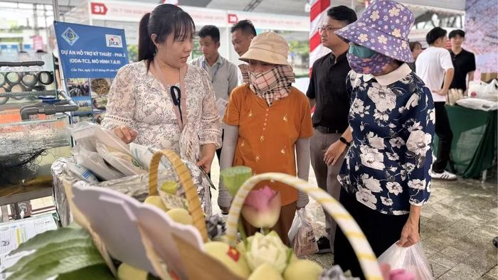 Thành viên nhóm nghiên cứu giới thiệu về mô hình nghiên cứu xoài chất lượng cao thích ứng với biến đổi khí hậu, tại gian hàng của Cơ quan Hợp tác quốc tế Nhật Bản. (Ảnh: JICA)