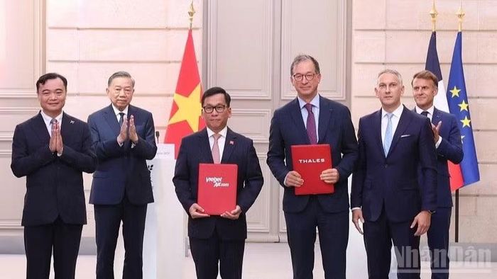 Hãng hàng không Vietjet và Tập đoàn công nghệ hàng không Thales đã ký các thỏa thuận hợp tác quan trọng về bảo dưỡng kỹ thuật hàng không, công nghệ số, trí tuệ nhân tạo (AI) và an ninh mạng, trước sự chứng kiến của Tổng Bí thư, Chủ tịch nước Tô Lâm, và Tổng thống Pháp Emmanuel Macron. (Ảnh: KIỀU DƯƠNG).