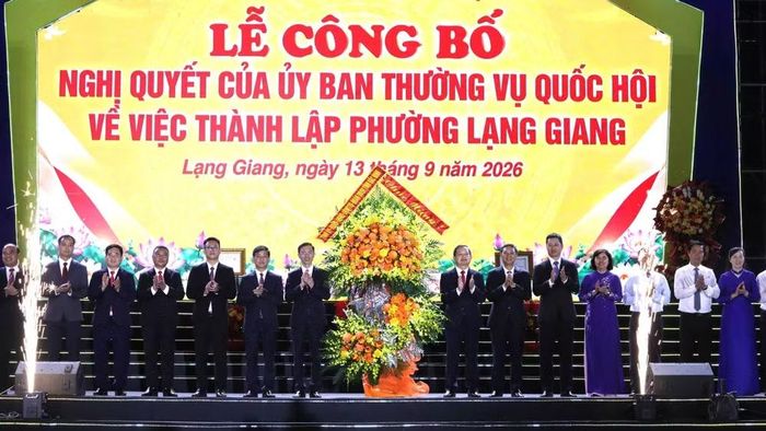 Các đồng chí lãnh đạo tỉnh Bắc Ninh tặng hoa chúc mừng Đảng bộ, chính quyền và nhân dân phường Lạng Giang tại buổi lễ. (Ảnh: DL)