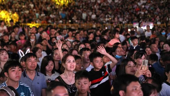Hàng nghìn người dân tham dự Lễ thành lập phường Lạng Giang. (Ảnh: DL)