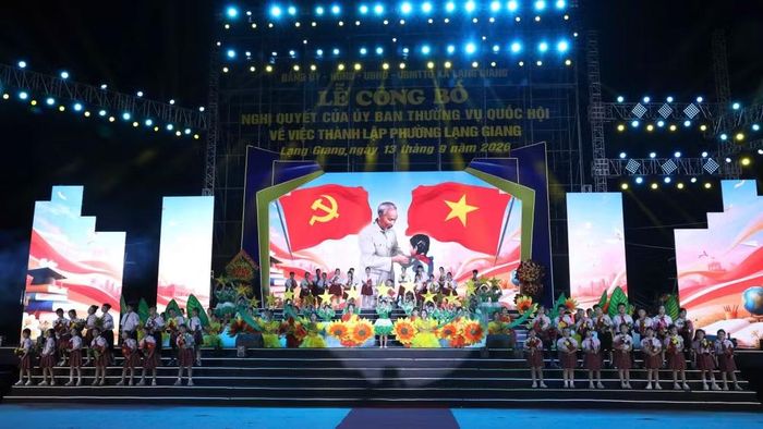 Chương trình nghệ thuật chào mừng thành lập phường Lạng Giang. (Ảnh: DL)