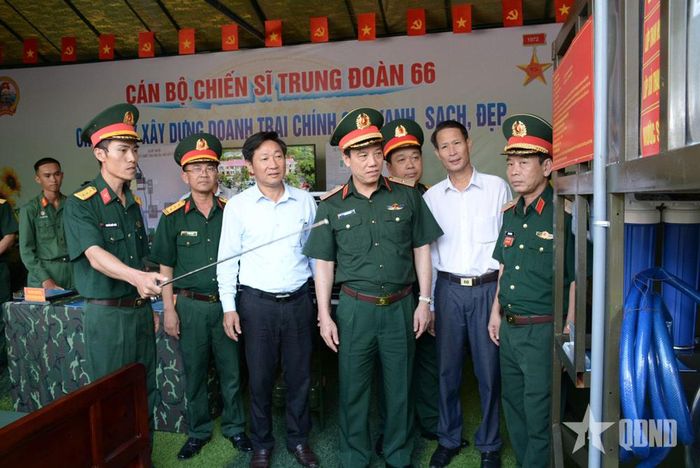 Các đại biểu tham quan sáng kiến của cán bộ, chiến sĩ Trung đoàn 66 (Sư đoàn 10, Quân đoàn 34). 