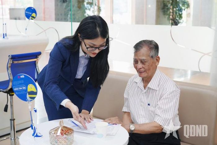 Khách hàng giao dịch tại Ngân hàng Thương mại Cổ phần Quân đội (MB). Ảnh: PHƯƠNG ANH