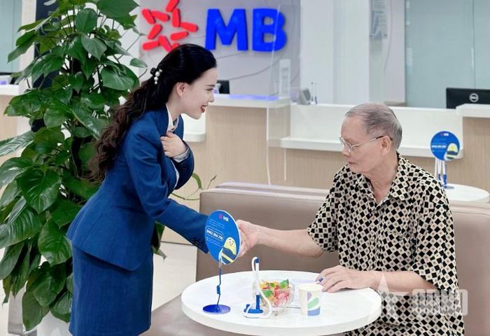 Khách hàng giao dịch tại Ngân hàng Thương mại Cổ phần Quân đội (MB). Ảnh: PHƯƠNG ANH